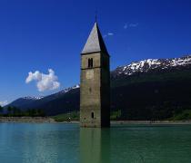 Il campanile di Curon nel lago di Resia