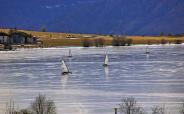 Vela su ghiaccio al lago di San Valentino in Val Venosta