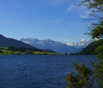 Panorama montano dietro il lago di San Valentino