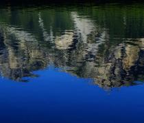 Il panorama montano si specchia nel lago di San Valentino