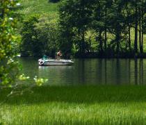 Pescatori in barca sul lago di San Valentino