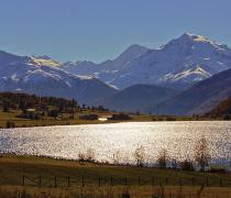 Sole serale sul lago di San Valentino in autunno