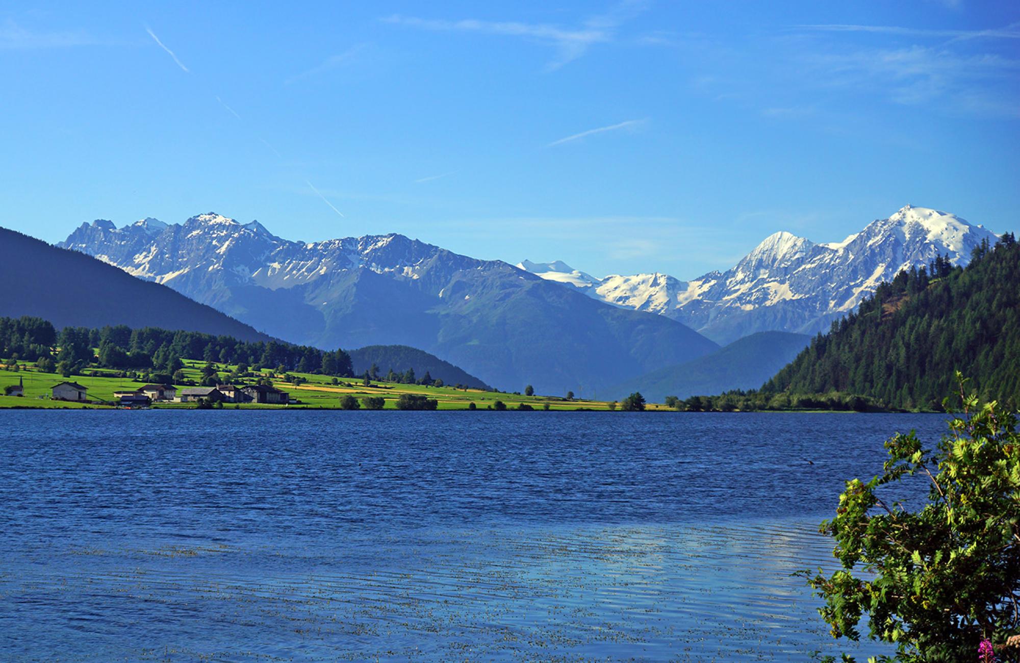 Lago di San Valentino alla Muta con vista sull'Ortles