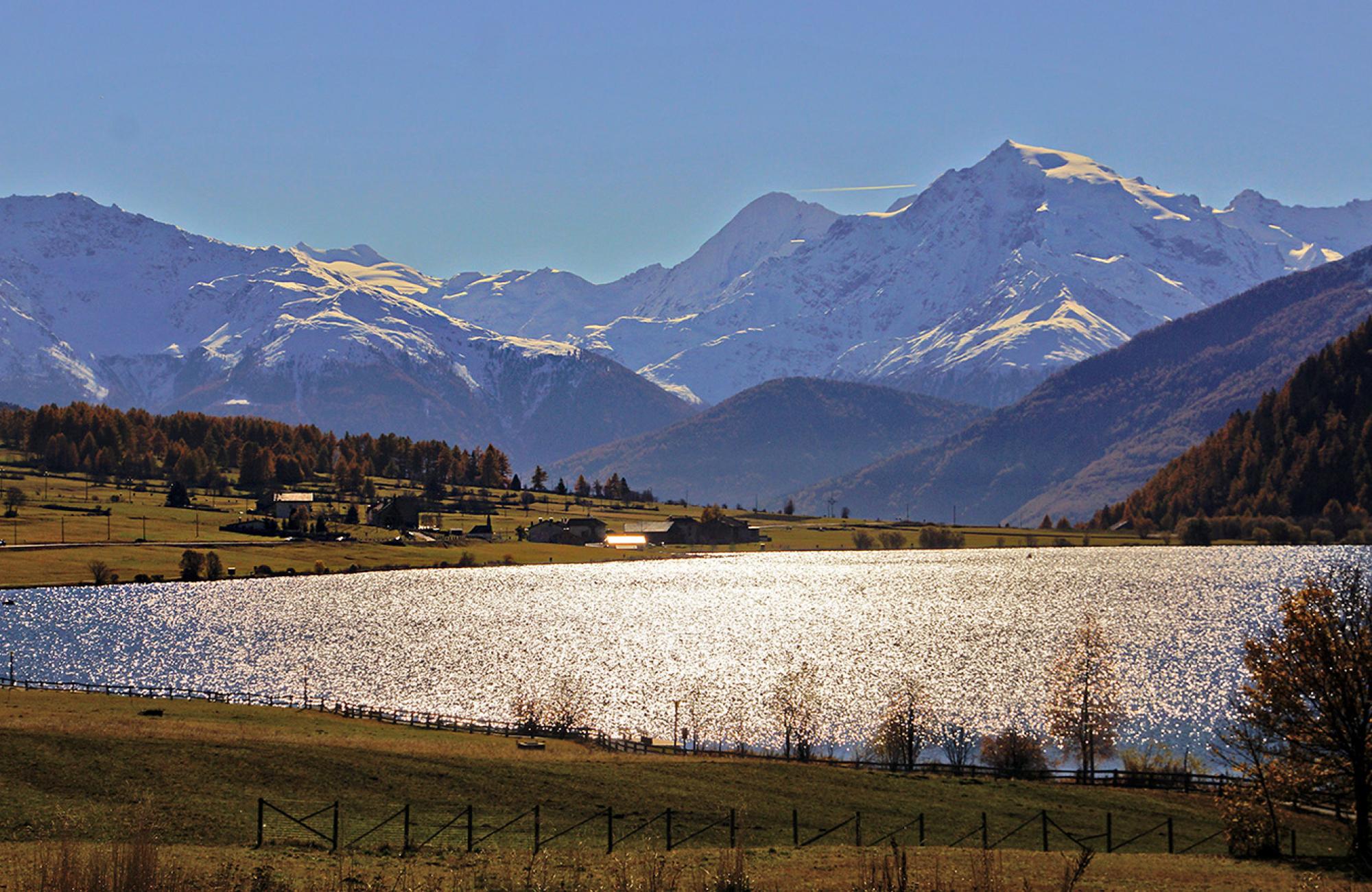 Autumn mood on the Haidersee in Vinschgau