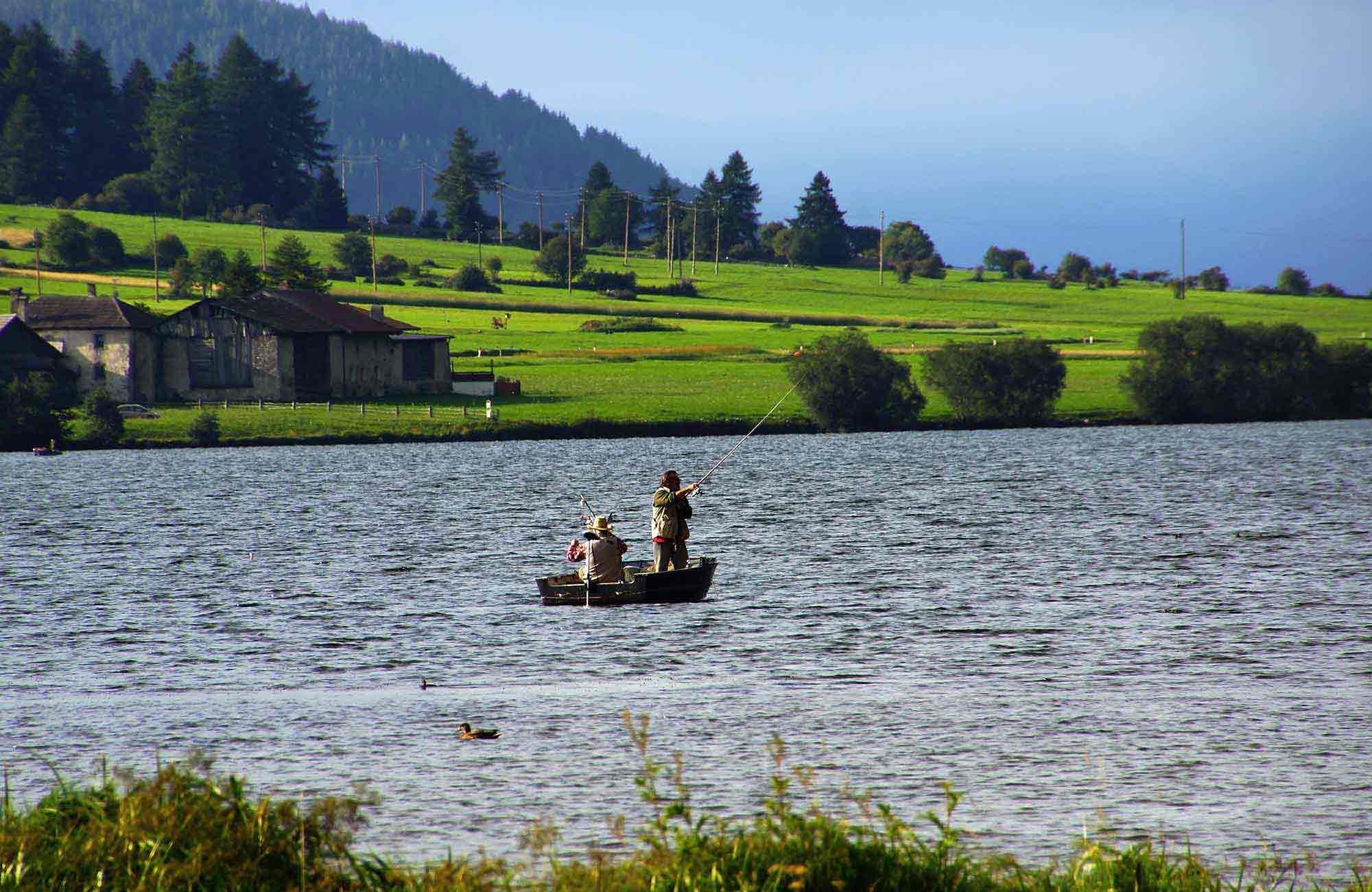 Angler auf dem Haidersee am Reschenpass