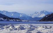 Vista del lago di San Valentino con lOrtles in inverno